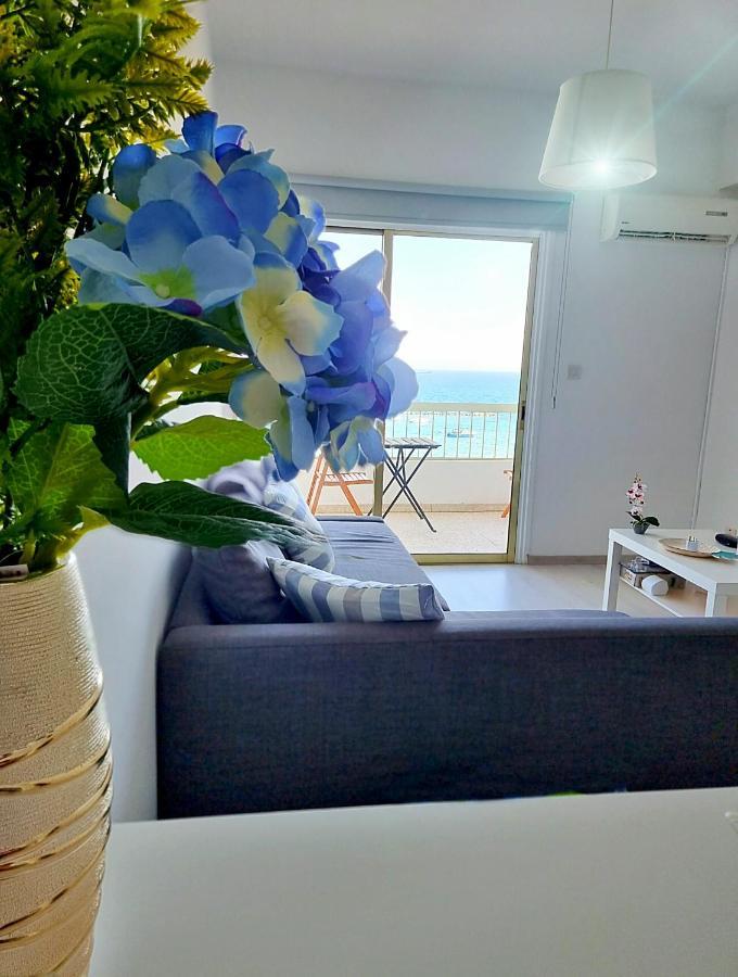 Super Modern Beachfront 1 Bedroom - Sleeps 4 Limassol Exterior photo