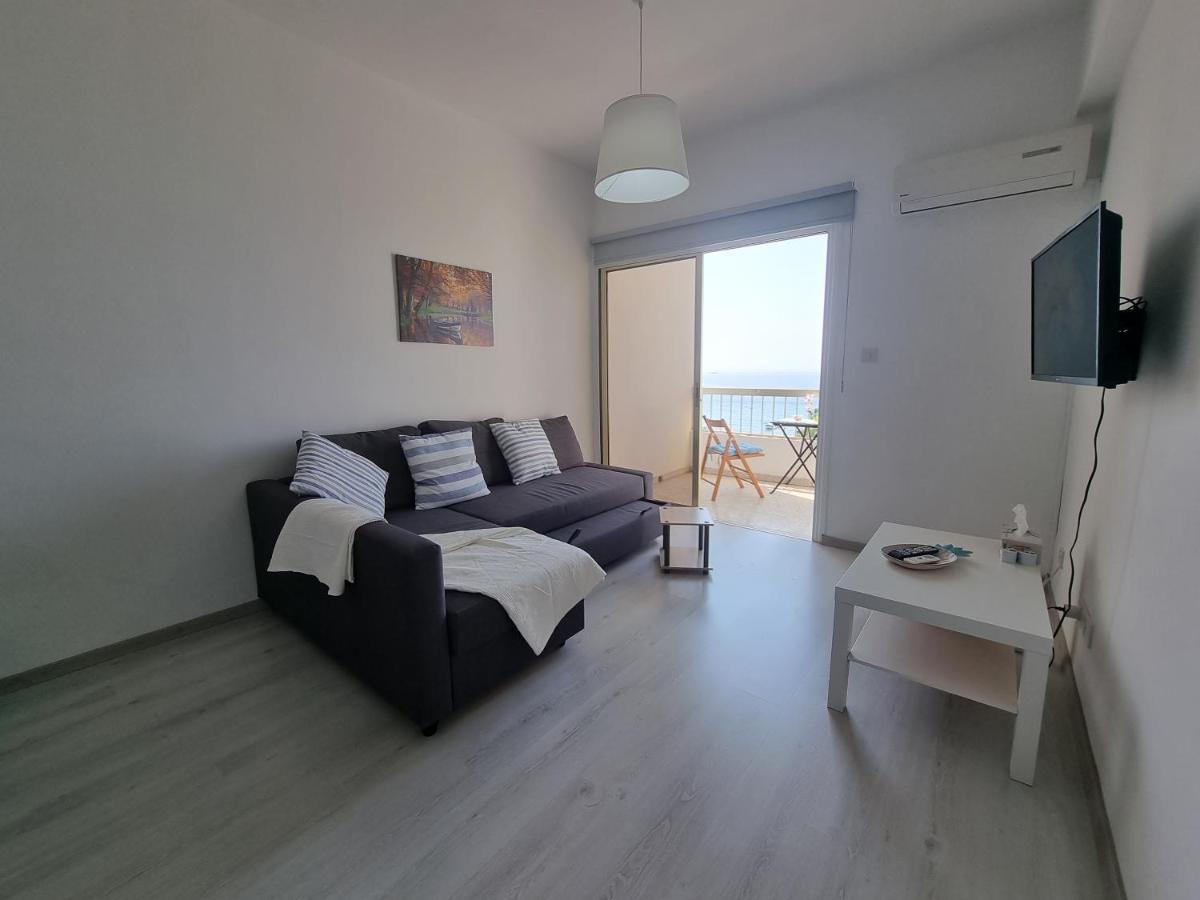 Super Modern Beachfront 1 Bedroom - Sleeps 4 Limassol Exterior photo