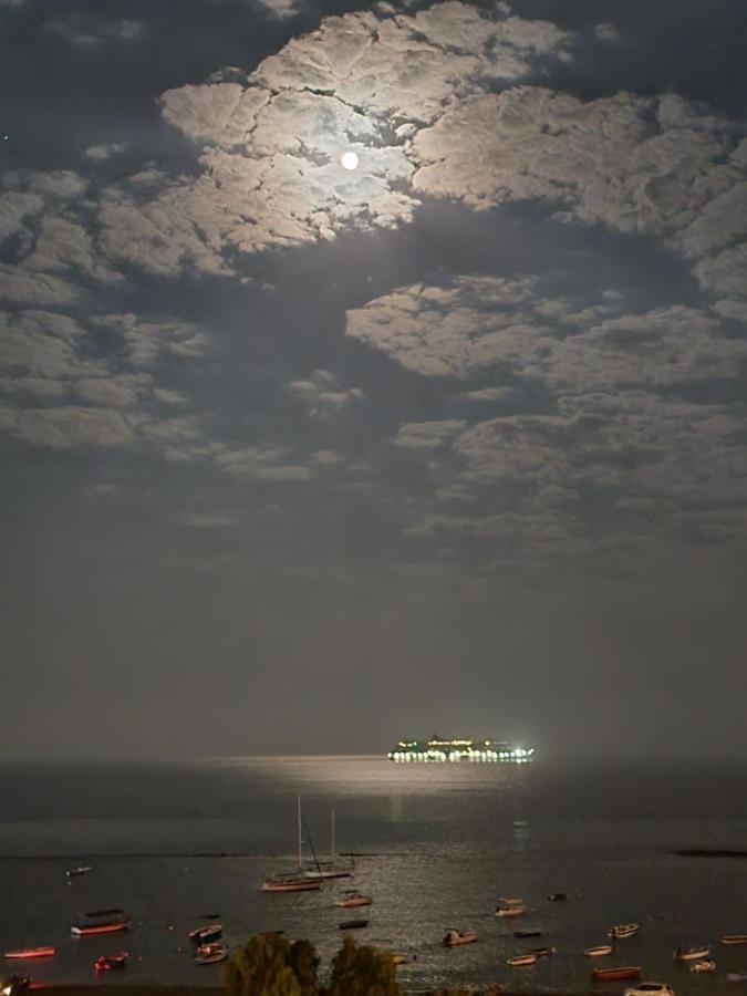 Super Modern Beachfront 1 Bedroom - Sleeps 4 Limassol Exterior photo